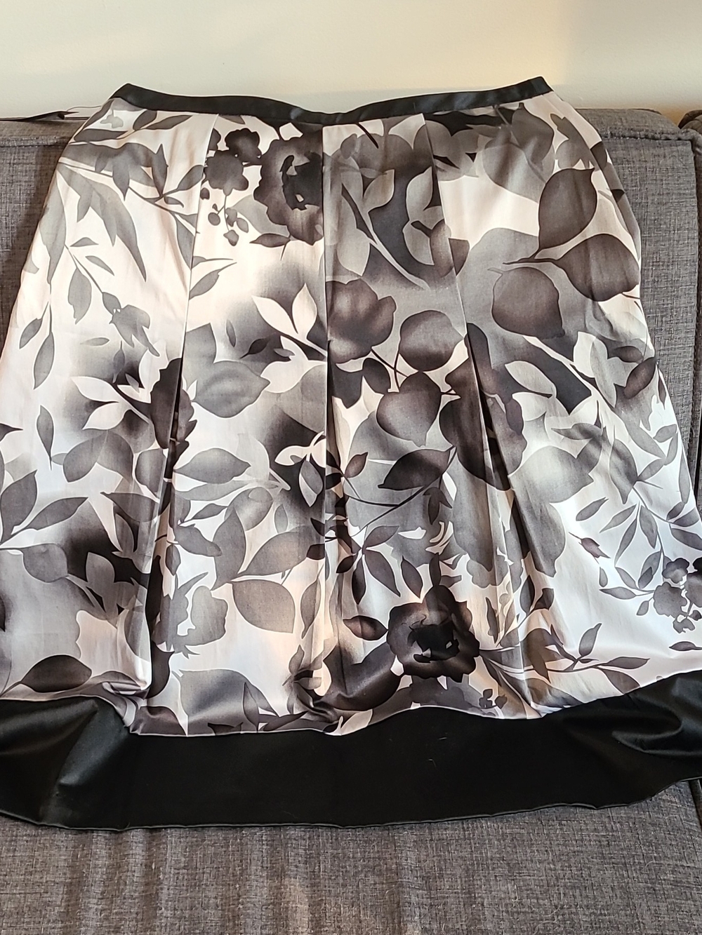 East 5th Black and White Floral Skirt, A-Line, Knee Length, Pleated, Size 10